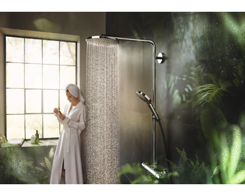 Dusche mit Regenkopf, Handbrause und Frau im Bademantel