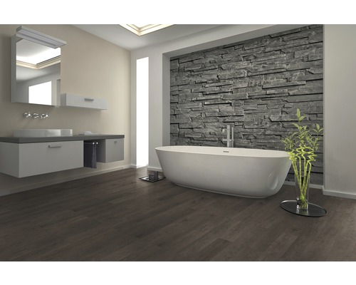 Modernes Badezimmer mit freistehender Badewanne, Waschtisch und Steinwand