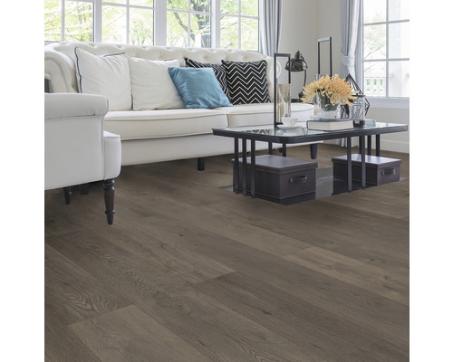 Wohnzimmer mit Sofa, Couchtisch und Laminatboden.