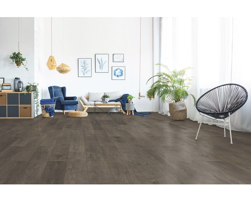 Wohnraum mit Laminatboden in Holzoptik, Sofa, Sessel und Zimmerpflanzen für ein helles und freundliches Ambiente