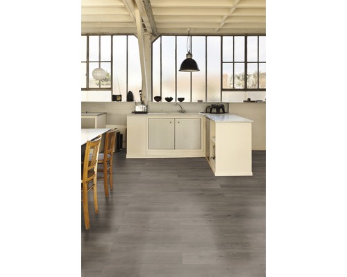 Heller Küchenraum mit grauem Bodenbelag und Küchenzeile