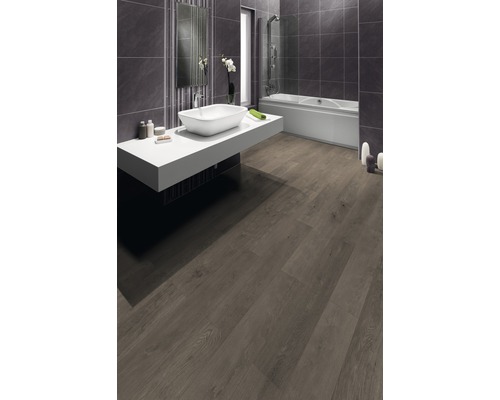 Modernes Badezimmer mit Holzoptik-Vinylboden, Badewanne und Waschbecken