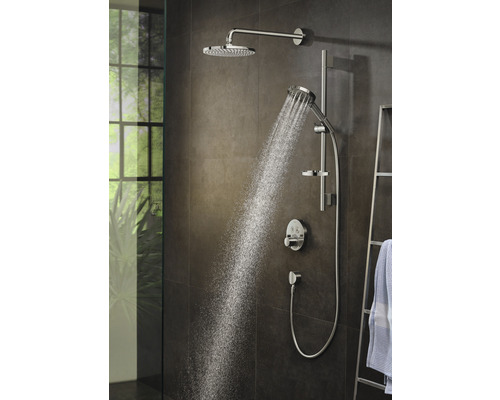 Duschsystem mit Kopfbrause und Handbrause im Badezimmer mit laufendem Wasser.