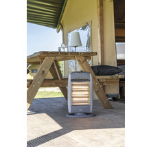 Radiateur électrique de terrasse sur une terrasse en bois à côté d''une table en bois