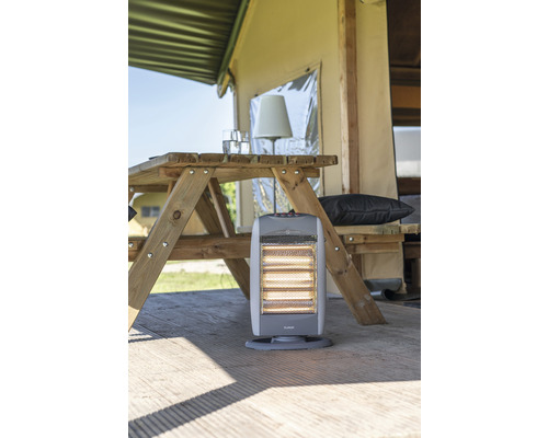Radiateur électrique de terrasse sur une terrasse en bois à côté d''une table en bois