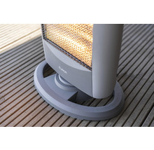 Vue détaillée d''un radiateur de terrasse Eurom sur une terrasse en bois