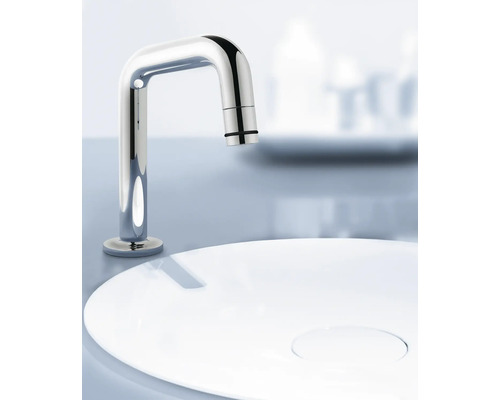 Mitigeur de lavabo chromé à côté d''un lavabo