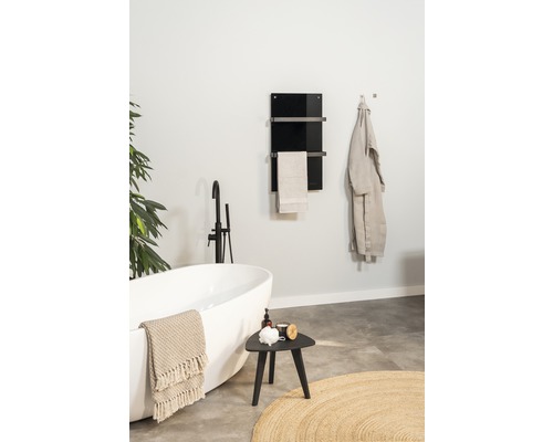 Salle de bains avec baignoire, tabouret et sèche-serviettes mural