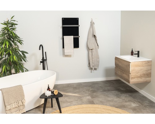 Salle de bain moderne avec baignoire îlot, lavabo et sèche-serviettes