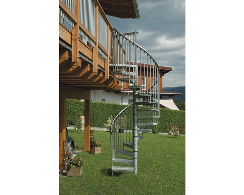 Aussentreppe aus Metall als Wendeltreppe im Garten