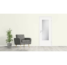 Raumansicht mit Sessel, Pflanze und Innentür mit Glaseinsatz