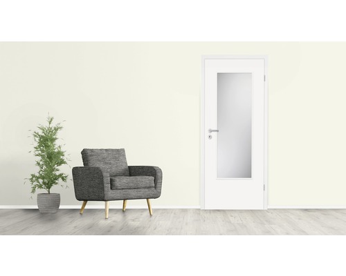 Raumansicht mit Sessel, Pflanze und Innentür mit Glaseinsatz