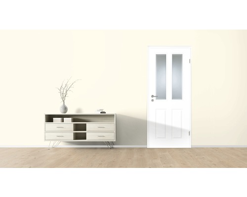 Heller Raum mit Kommode, Dekoration und weisser Tür mit Glaseinsatz