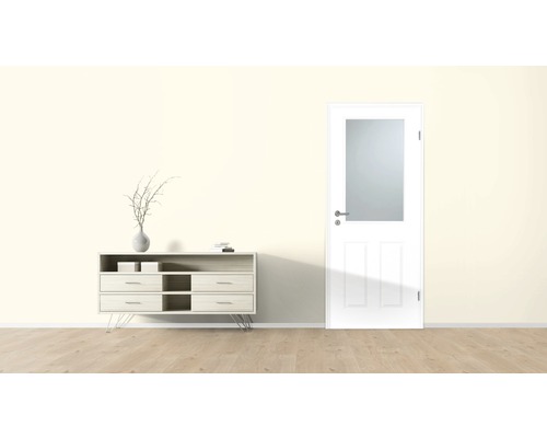 Scène avec commode, décoration et porte intérieure avec insert en verre