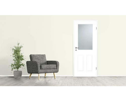 Scène avec fauteuil, plante et porte intérieure avec insert en verre
