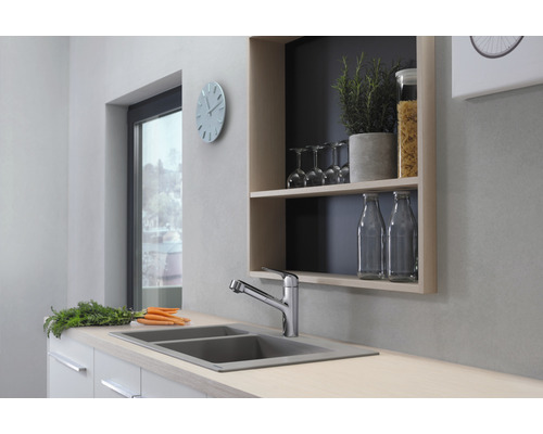 Évier de cuisine avec robinet dans une cuisine moderne avec des étagères et des décorations