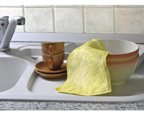 Spüle mit Geschirr, Tassen und Geschirrtuch