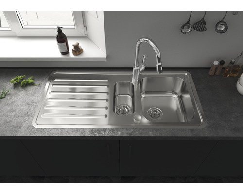 Spüle aus Edelstahl mit Abtropffläche und Armatur in einer modernen Küche
