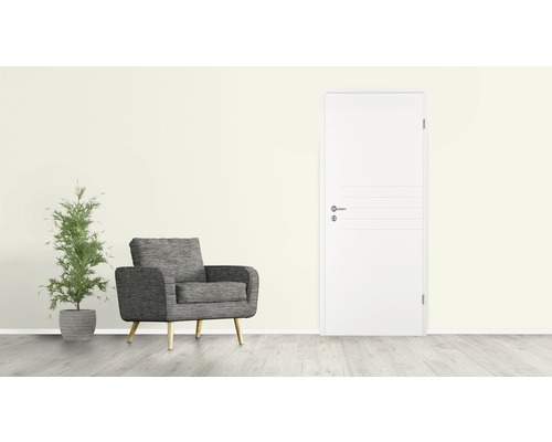 Scène d''intérieur avec porte intérieure, fauteuil et arbre décoratif