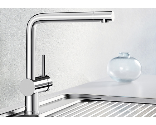 Küchenarmatur aus Metall am Spülbecken