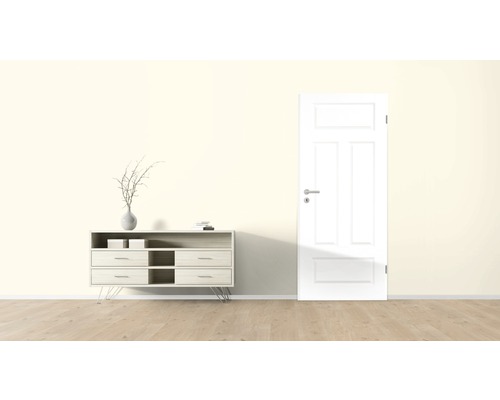 Heller Raum mit Kommode, Dekoration und weisser Innentür