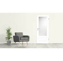Aménagement intérieur avec fauteuil, plante d''intérieur en pot et porte intérieure avec insert en verre
