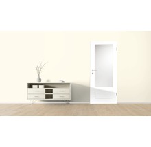 Pièce lumineuse avec commode, décoration et porte intérieure avec insert en verre.
