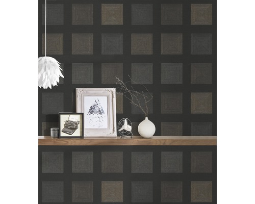 Raumansicht mit gemusterter Tapete und dekorativen Elementen auf einem Regal