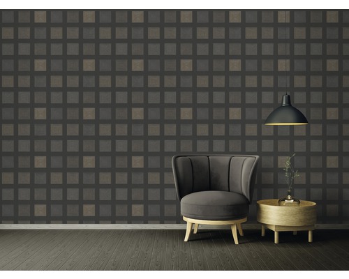 Wohnzimmer mit Sessel, Tisch, Hängelampe und Tapete mit Quadratmuster