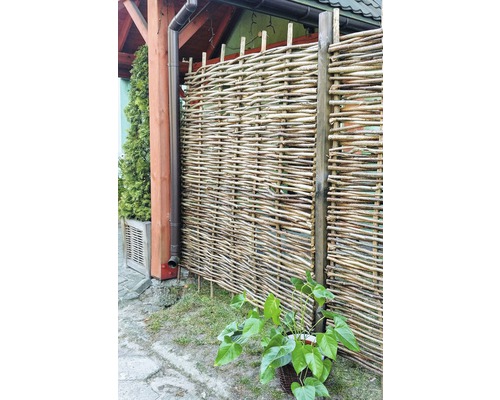 Garten mit Flechtzaun als Sichtschutz