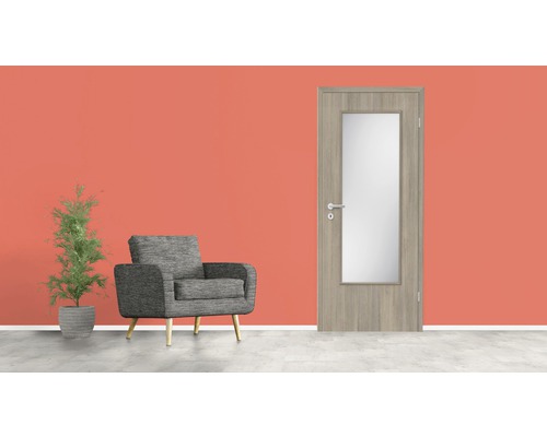 Holzzimmertür mit Glaseinsatz, Sessel und Topfpflanze vor einer Wand