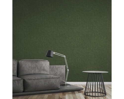 Wohnzimmer mit Sofa, Stehlampe und Beistelltisch vor einer strukturierten Wand