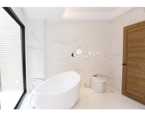 Helles Badezimmer mit freistehender Badewanne, Toilette und Holztür