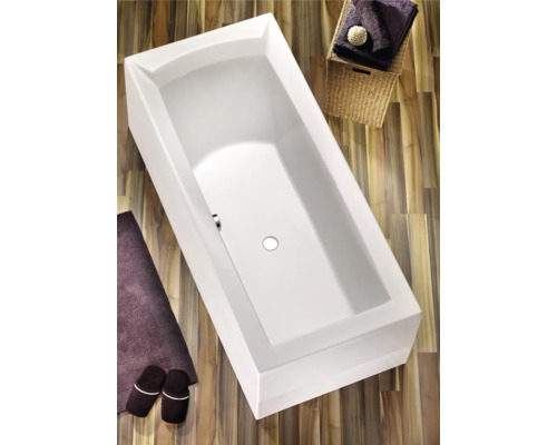 Rechteckige Badewanne mit Badematte und Accessoires auf Holzboden