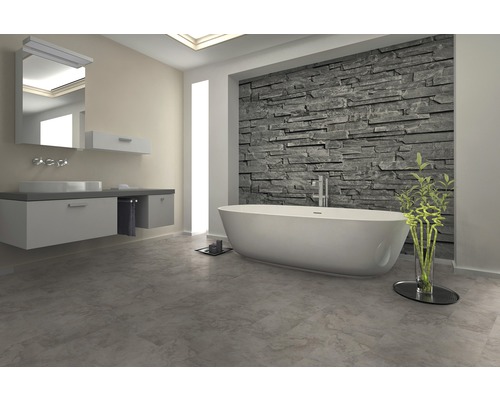 Modernes Badezimmer mit freistehender Badewanne, Waschtisch und Steinwand