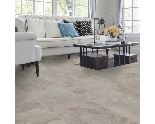 Wohnzimmer mit Bodenfliesen, Sofa und Couchtisch.