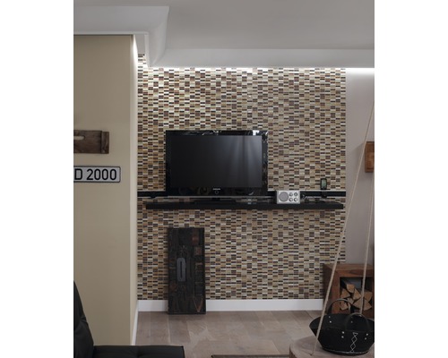 Salon avec mur en mosaïque et télévision