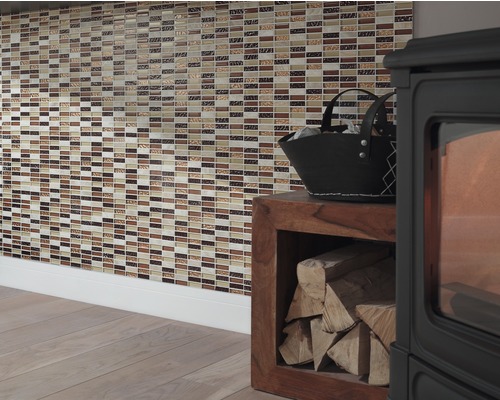 Décoration murale avec des carreaux de mosaïque à côté d''un poêle à bois avec du bois
