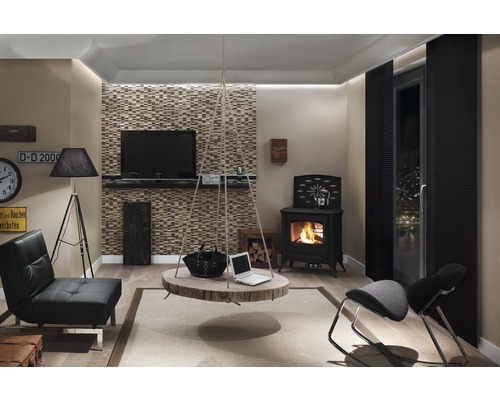 Salon avec poêle à bois, suspension en bois, fauteuil et téléviseur