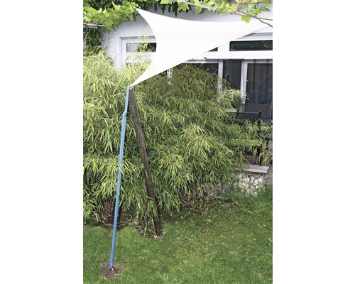 Dreieckiges Sonnensegel im Garten mit Gras und Pflanzen