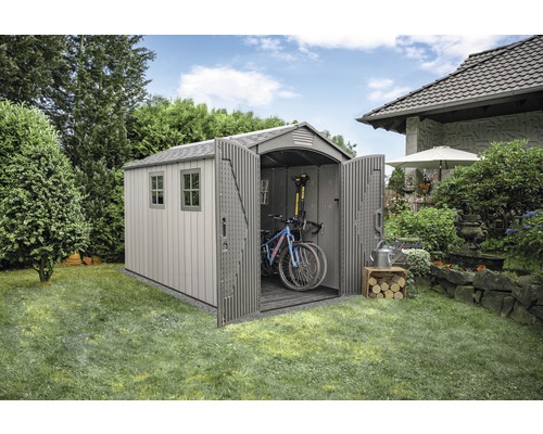 Garten Szene mit Gerätehaus, offen mit Fahrrädern, Werkzeug, Gartenutensilien und Holz