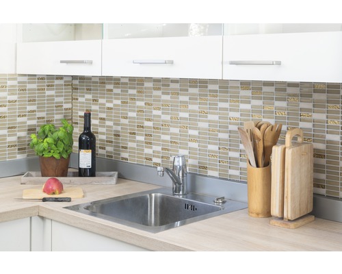 Küchenspüle mit Armatur, Mosaikfliesen und Küchenutensilien