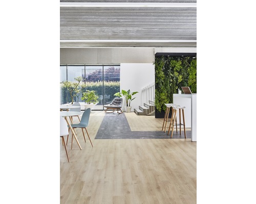 Intérieur avec plancher en bois, chaises, mur végétal et escalier