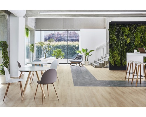Bureau moderne avec tables, chaises, mur végétal et sol stratifié