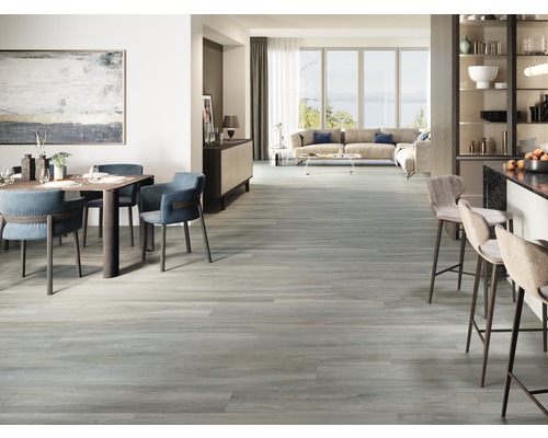 Espace de vie lumineux avec coin repas, cuisine et salon avec plancher en bois