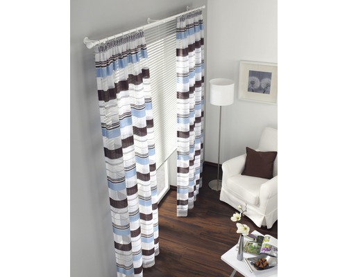 Raum mit gestreiften Vorhängen, Jalousien, Sessel und Stehlampe