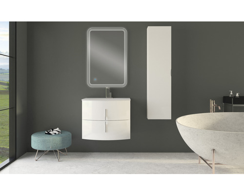 Modernes Badezimmer mit Waschtisch, Spiegel, Hochschrank, Hocker und Badewanne.