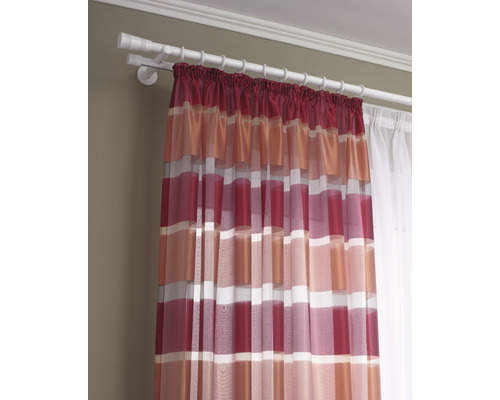 Gardine mit Streifenmuster hängt an einer Gardinenstange