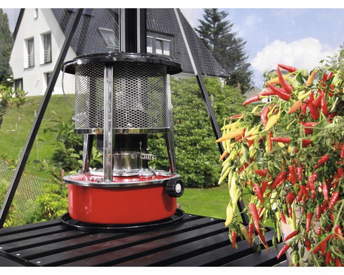 Gewächshausheizung, Petroleumheizung Vitavia BIG RED CA. 2,5 KW Petroleumofen auf einer Holzterrasse mit Chilipflanze