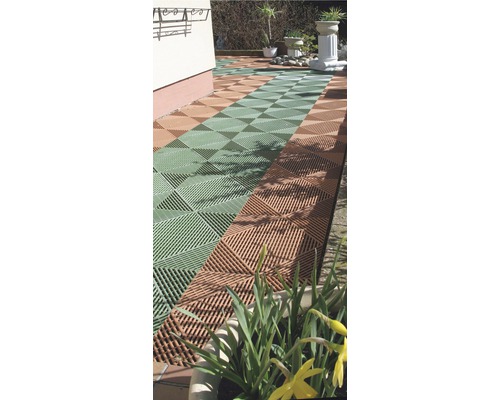 Verlegung von Terrassenfliesen im Schachbrettmuster auf einer Terrasse